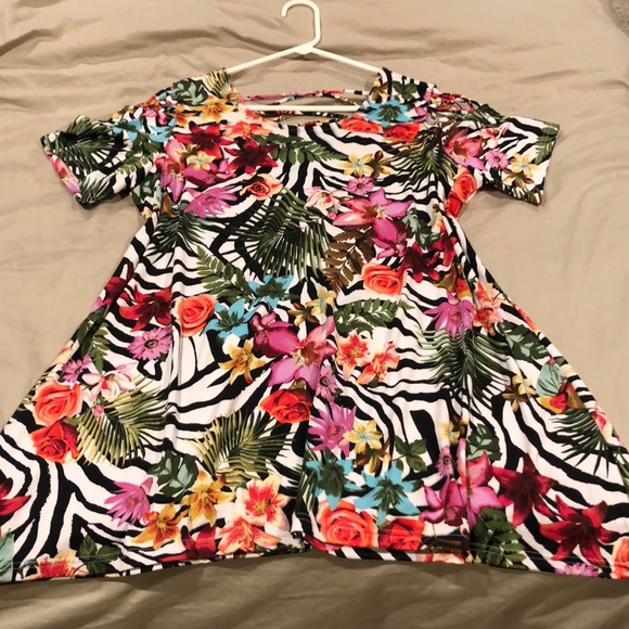Anthony Richards Tops - 💕Beautiful Floral Zebra Tunic Criss Cross Back💕